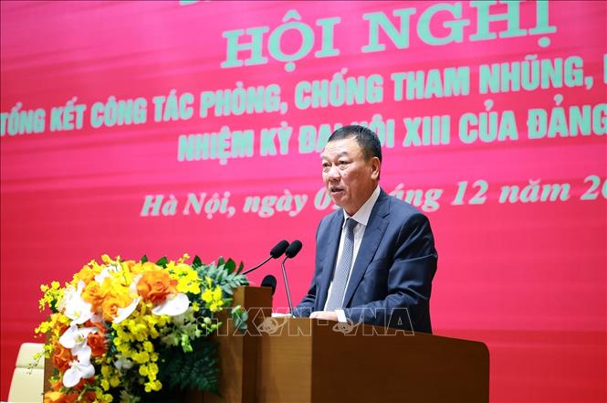 Tổng Thanh tra Chính phủ Đoàn Hồng Phong báo cáo công tác phòng, chống tham nhũng, lãng phí, tiêu cực của Đảng uỷ Chính phủ. Ảnh: Dương Giang-TTXVN 