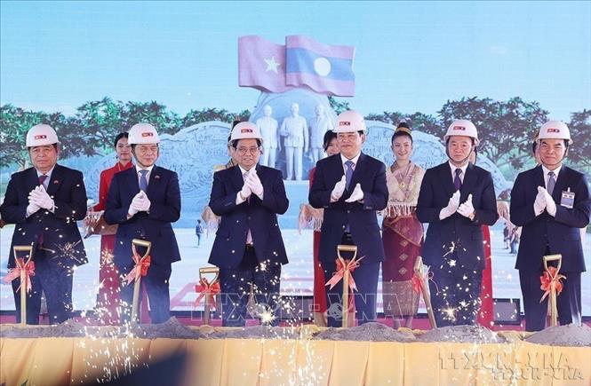 Thủ tướng Phạm Minh Chính và Thủ tướng Lào Sonexay Siphandone tham dự Lễ động thổ dự án Công viên Hữu nghị Lào - Việt Nam - công trình văn hóa có tính chất tiêu biểu, là biểu tượng của tình cảm đoàn kết đặc biệt giữa hai nước (Vientiane, 10/1/2025). Ảnh: Dương Giang - TTXVN