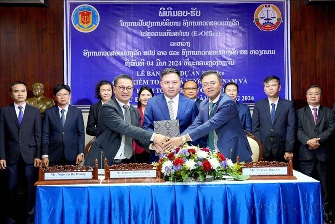 Lễ bàn giao Dự án cải tiến công tác quản trị hoạt động văn phòng theo hướng hiện đại hóa (Dự án E-office) giữa Cơ quan Kiểm toán Nhà nước Việt Nam (KTNN) và Cơ quan Kiểm toán Nhà nước Lào (Vientiane, 4/3/2024). Ảnh: Đỗ Bá Thành - TTXVN