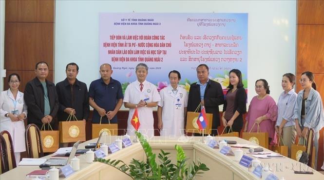 Bệnh viện Đa khoa tỉnh Quảng Ngãi 2 tiếp và làm việc với đoàn công tác Bệnh viện tỉnh Attapeu (Lào) đến làm việc, học tập và nhận chuyển giao kỹ thuật gây mê nhi. Qua đó, giúp các bệnh dưới 5 tuổi cần đến yếu tố gây mê, đơn vị có thể tự điều trị mà không phải chuyển lên Bệnh viện tỉnh Champasak cách đó hơn 200 km (12/11/2025). Ảnh: Dư Toán – TTXVN
