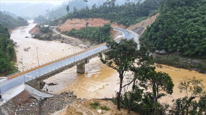 Cầu Trường Sơn 2 đã giúp cho việc đi lại của người dân thuận tiện hơn trong việc giao thương giữa Lào và Việt Nam. Ảnh: Đỗ Bá Thành - TTXVN