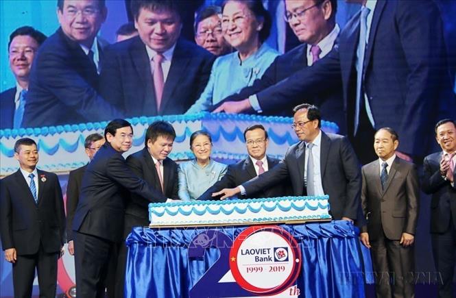 Các đại biểu cắt bánh sinh nhật Kỷ niệm 20 năm Ngày thành lập ngân hàng LaoVietBank (ngân hàng liên doanh giữa Ngân hàng đầu tư và phát triển Việt Nam và Ngân hàng ngoại thương Lào). Ảnh: Xuân Tư - TTXVN