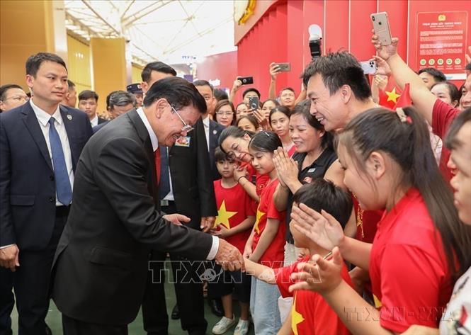 Tổng Bí thư, Chủ tịch nước Lào Thongloun Sisoulith giao lưu với thiếu nhi tại Trung tâm triển lãm Trung tâm Hội chợ Triển lãm Quốc gia (Đông Anh, Hà Nội) trong chuyến tham quan Triển lãm 