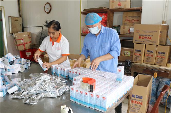 Công đoạn đóng gói muối sạch tại Công ty Cổ phần Muối và Thương mại Nam Định. Ảnh: Công Luật - TTXVN