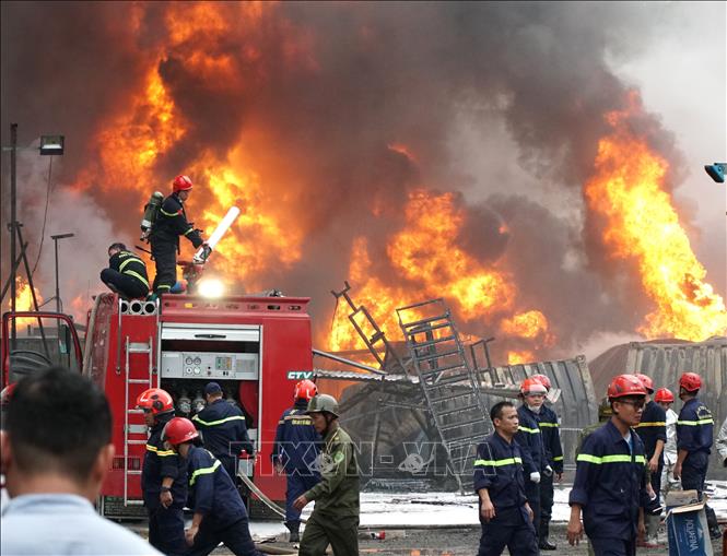 Lực lượng cảnh sát phòng cháy, chữa cháy triển khai dập lửa. Ảnh: Quốc Dũng - TTXVN