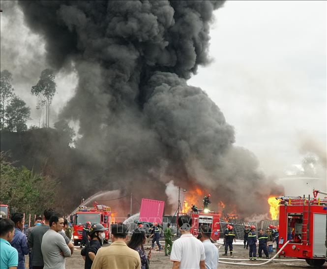 Đám cháy bùng phát tại bãi đỗ xe ngoài trời. Ảnh: Quốc Dũng - TTXVN