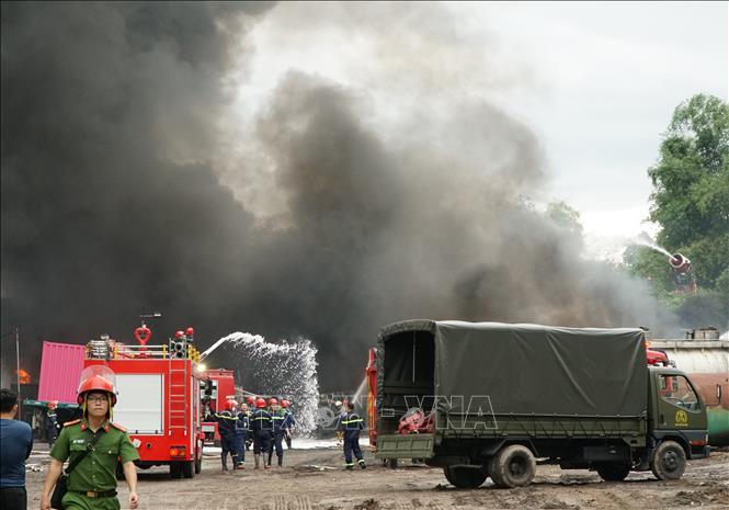 Đám cháy bùng phát tại bãi đỗ xe hàng hóa ngoài trời. Ảnh: Quốc Dũng - TTXVN