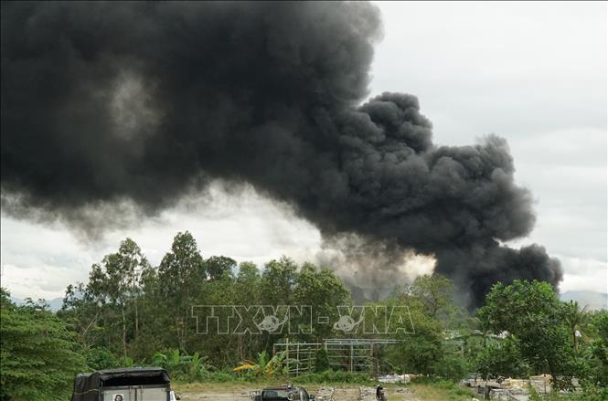 Đám cháy gây ra cột khói lớn, bao trùm cả khu vực. Ảnh: Quốc Dũng - TTXVN