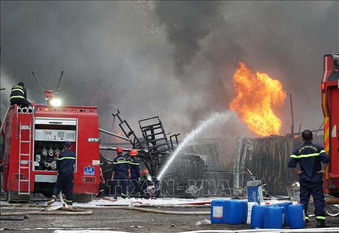 Gió to khiến ngọn lửa bùng phát mạnh, đám cháy phát ra nhiều tiếng nổ lớn. Ảnh: Quốc Dũng - TTXVN