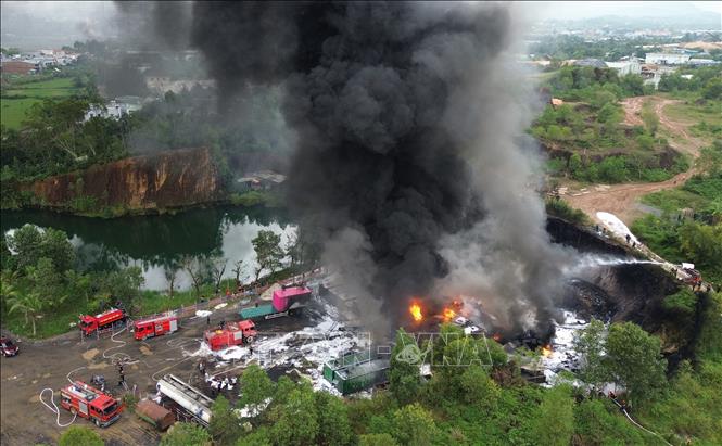 Toàn cảnh đám cháy. Ảnh: Quốc Dũng - TTXVN