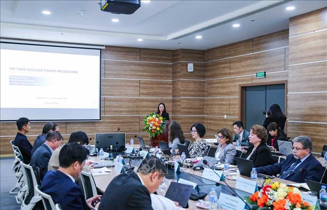 Bà Trần Bích Ngọc, Phó Cục trưởng Cục An toàn bức xạ và hạt nhân, điều phối viên quốc gia của Việt Nam tại IAEA, trình bày về tình hình phát triển điện hạt nhân tại Việt Nam. Ảnh: TTXVN phát