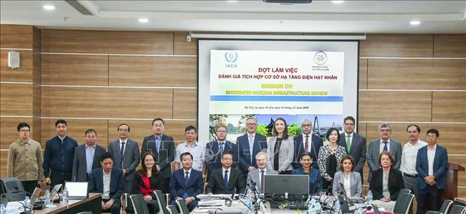 Các đại biểu Việt Nam và và chuyên gia IAEA tham gia 