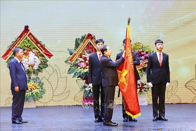 On behalf of Party and State leaders, NA Chairman Tran Thanh Man presents a First-Class Labour Order to the Su That (Truth) National Political Publishing House. VNA Photo: Doãn Tấn