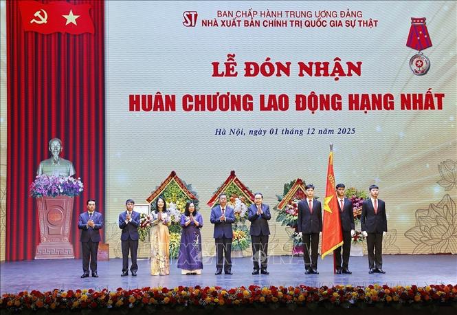On behalf of Party and State leaders, NA Chairman Tran Thanh Man presents a First-Class Labour Order to the Su That (Truth) National Political Publishing House. VNA Photo: Doãn Tấn