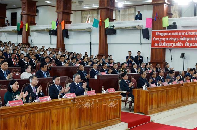 Tổng Bí thư Tô Lâm và Tổng Bí thư, Chủ tịch nước Lào Thongloun Sisoulith cùng các lãnh đạo cấp cao của hai nước và đại biểu tại sự kiện. Ảnh: Thống Nhất - TTXVN


