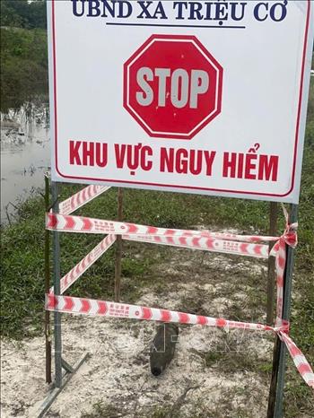 Các quả đạn pháo còn sót lại sau chiến tranh được người dân phát hiện trong quá trình lao động sản xuất. Ảnh: TTXVN phát