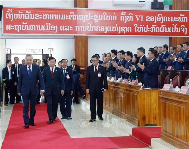 Tổng Bí thư Tô Lâm và Tổng Bí thư, Chủ tịch nước Lào Thongloun Sisoulith đến dự sự kiện tại Học viện Chính trị và Hành chính Quốc gia Lào. Ảnh: Thống Nhất - TTXVN