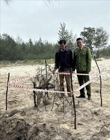 Các quả đạn pháo còn sót lại sau chiến tranh được người dân phát hiện trong quá trình lao động sản xuất. Ảnh: TTXVN phát