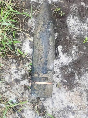 Các quả đạn pháo còn sót lại sau chiến tranh được người dân phát hiện trong quá trình lao động sản xuất. Ảnh: TTXVN phát