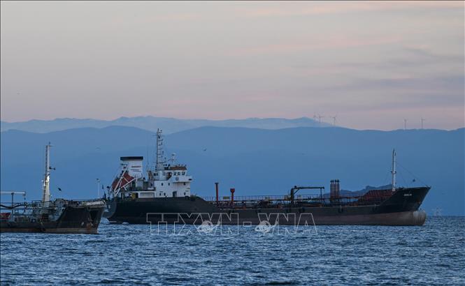 Tàu thuyền di chuyển trên Biển Marmara, ngoài khơi Istanbul, Thổ Nhĩ Kỳ. Ảnh: THX/TTXVN