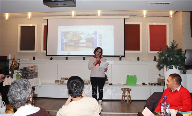 Bà Phạm Mỹ Anh, Chủ tịch Hội Phụ nữ Việt Nam tại Vương quốc Bỉ, chia sẻ về những thiệt hại về lũ lụt trong thời gian qua. Ảnh: Hương Giang - PV TTXVN tại Bỉ