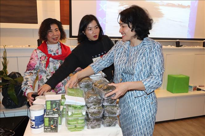 Các loại bánh tự làm, trà, bột sắn dây, bày bán để gây quỹ ủng hộ đồng bào ảnh hưởng bởi lũ lụt. Ảnh: Hương Giang - PV TTXVN tại Bỉ