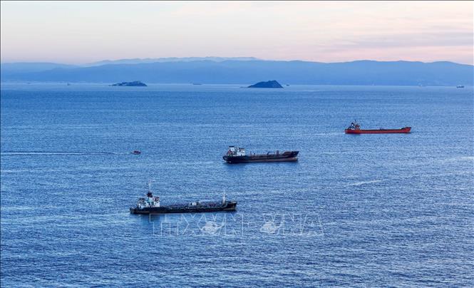 Tàu thuyền di chuyển trên Biển Marmara, ngoài khơi Istanbul, Thổ Nhĩ Kỳ. Ảnh: THX/TTXVN