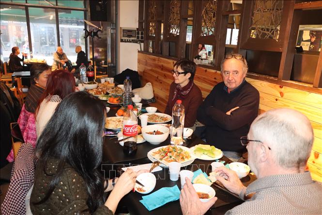 Những người Bỉ yêu Việt Nam tham gia bữa cơm từ thiện. Ảnh: Hương Giang - PV TTXVN tại Bỉ