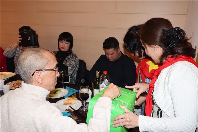 Thực khách ủng hộ bào ảnh hưởng bởi lũ lụt. Ảnh : Hương Giang - PV TTXVN tại Bỉ