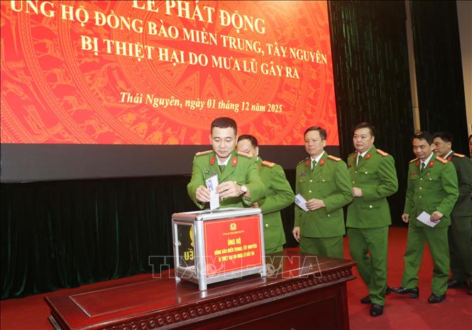 Cán bộ công an tỉnh Thái Nguyên hưởng ứng việc Phát động ủng hộ đồng bào miền Trung, Tây Nguyên bị thiệt hại do mưa lũ. Ảnh: Vũ Hoàng Giang - TTXVN