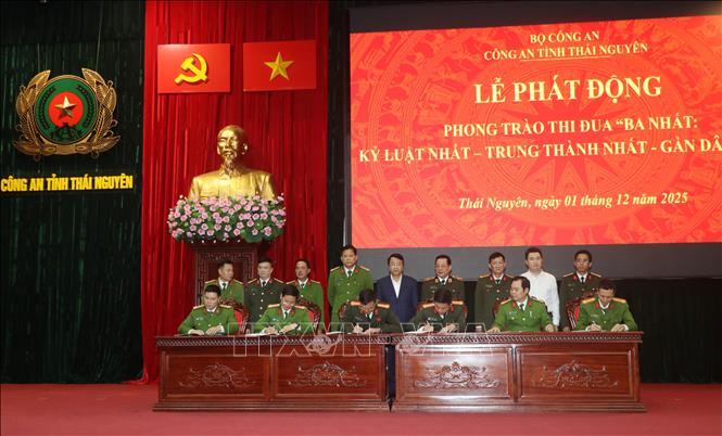 Lãnh đạo công an các xã thực hiện phần ký giao ước thực hiện phong trào thi đua 