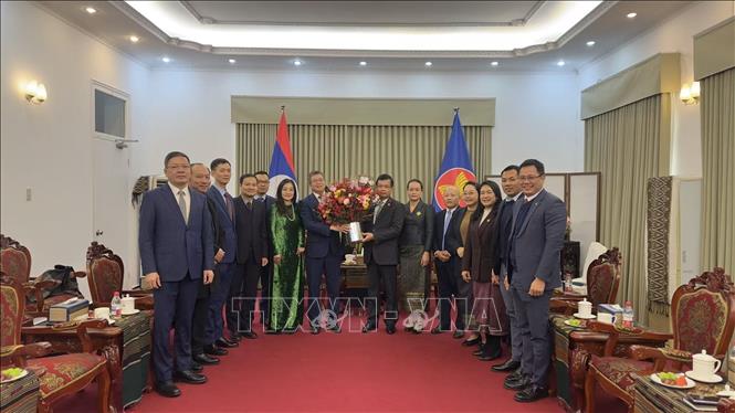 Đại sứ Việt Nam tại Trung Quốc Phạm Thanh Bình và đoàn đại biểu Đại sứ quán Việt Nam đến thăm và chúc mừng Đại sứ quán Lào nhân kỷ niệm 50 năm Quốc khánh nước CHDCND Lào (02/12/1975 - 02/12/2025) Ảnh: TTXVN phát
