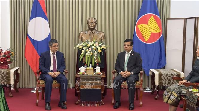 Đại sứ Việt Nam tại Trung Quốc Phạm Thanh Bình đến thăm và chúc mừng Đại sứ quán Lào nhân kỷ niệm 50 năm Quốc khánh nước CHDCND Lào (02/12/1975 - 02/12/2025). Ảnh: TTXVN phát
