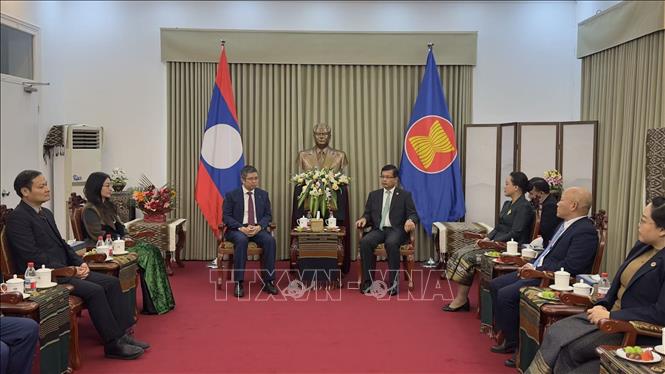 Đại sứ Việt Nam tại Trung Quốc Phạm Thanh Bình và đoàn đại biểu Đại sứ quán Việt Nam đến thăm và chúc mừng Đại sứ quán Lào nhân kỷ niệm 50 năm Quốc khánh nước CHDCND Lào (02/12/1975 - 02/12/2025). Ảnh: TTXVN phát
