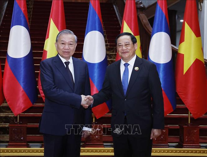 Tổng Bí thư Tô Lâm hội kiến Thủ tướng Lào Sonexay Siphandone. Ảnh: Thống Nhất - TTXVN