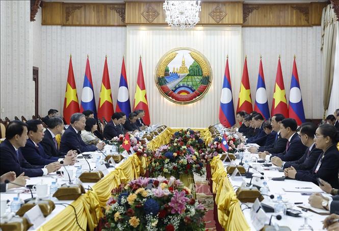 Tổng Bí thư Tô Lâm hội kiến Thủ tướng Lào Sonexay Siphandone. Ảnh: Thống Nhất - TTXVN