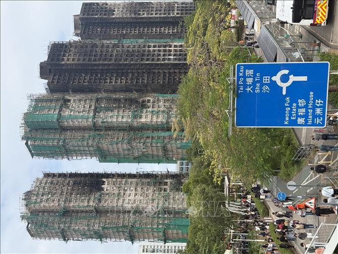 Trong ngày 1/12, dòng người tiếp tục đổ về gần hiện trường vụ cháy ở khu tổ hợp Wang Fuk Court.  Ảnh: Mạc Luyện PV TTXVN tại Hong Kong 