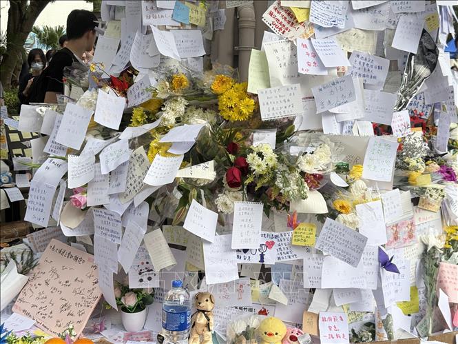 Những dòng viết tay cầu nguyện cho các nạn nhân. Ảnh: Mạc Luyện - PV TTXVN tại Hong Kong 
