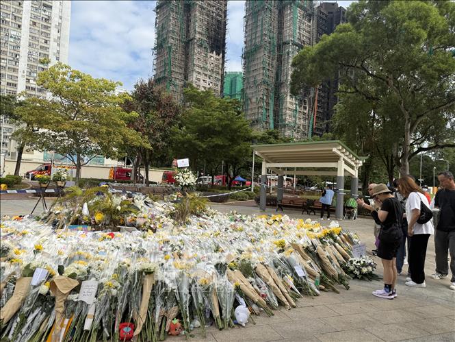 Người dân Hong Kong đặt hoa tưởng niệm các nạn nhân. Ảnh: Mạc Luyện - PV TTXVN tại Hong Kong 