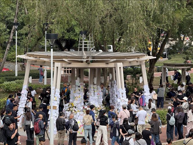 Người dân trên khắp Hong Kong đổ về gần hiện trường vụ cháy để bày tỏ lòng tiếc thương đến các nạn nhân. Ảnh: Mạc Luyện - PV TTXVN tại Hong Kong 
