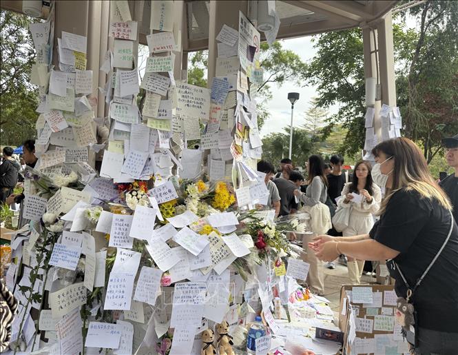 Người dân viết những dòng chia buồn tới các nạn nhân và gia đình trong vụ cháy ở khu tổ hợp Wang Fuk Court, ngày 1/12. Ảnh: Mạc Luyện - PV TTXVN tại Hong Kong 
