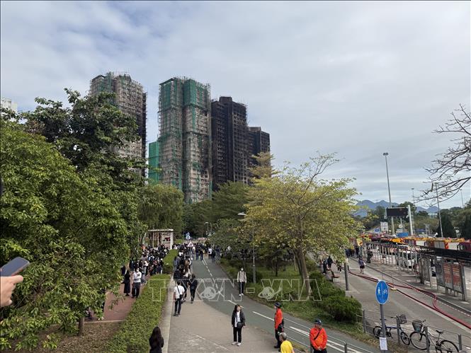 Trong ngày 1/12.2025, dòng người tiếp tục đổ về gần hiện trường vụ cháy ở khu tổ hợp Wang Fuk Court. Ảnh: Mạc Luyện - PV TTXVN tại Hong Kong 
