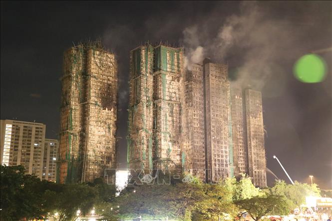 Hiện trường vụ cháy chung cư ở Tai Po, Hong Kong (Trung Quốc). Ảnh: Yonhap/TTXVN