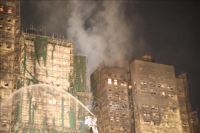 Hiện trường vụ cháy chung cư ở Tai Po, Hong Kong (Trung Quốc). Ảnh: Yonhap/TTXVN