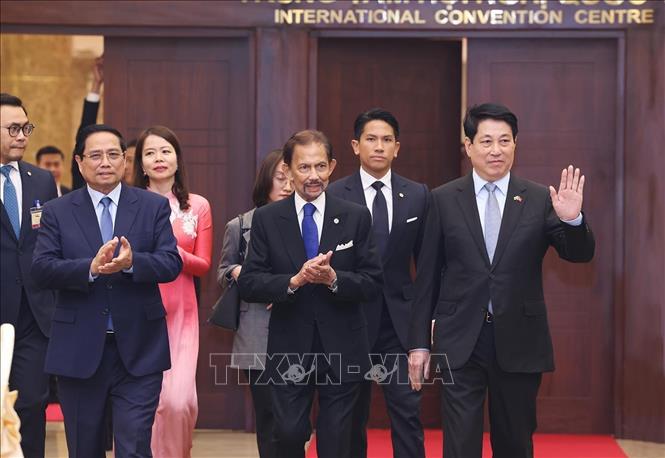 Chủ tịch nước Lương Cường, Thủ tướng Phạm Minh Chính và Quốc vương Brunei Darussalam Haji Hassanal Bolkiah dự tiệc chiêu đãi. Ảnh: Lâm Khánh – TTXVN