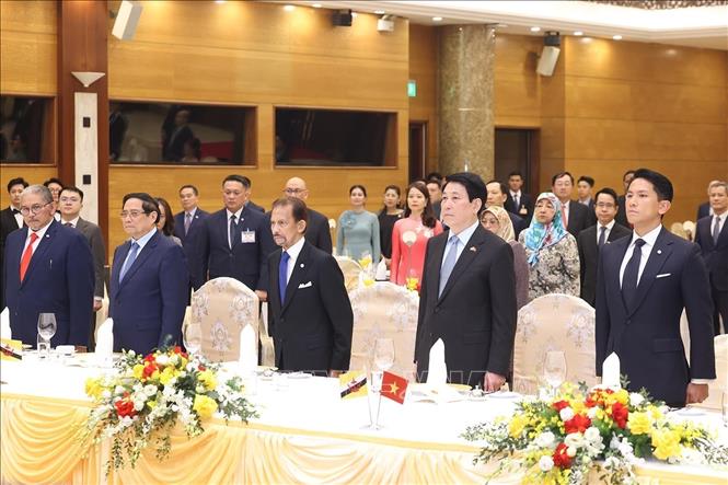 Chủ tịch nước Lương Cường, Thủ tướng Phạm Minh Chính và Quốc vương Brunei Darussalam Haji Hassanal Bolkiah dự tiệc chiêu đãi. Ảnh: Lâm Khánh – TTXVN