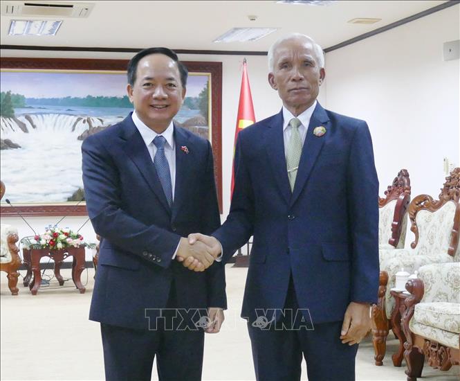 Đồng chí Khamphan Pheuiyavong (phải), Bí thư Trung ương Đảng, Trưởng ban Tuyên huấn Trung ương Đảng Nhân dân Cách mạng Lào tiếp đồng chí Trịnh Văn Quyết, Bí thư Trung ương Đảng, Trưởng Ban Tuyên giáo và Dân vận Trung ương ĐCS Việt Nam. Ảnh: Xuân Tú - PV TTXVN tại Lào