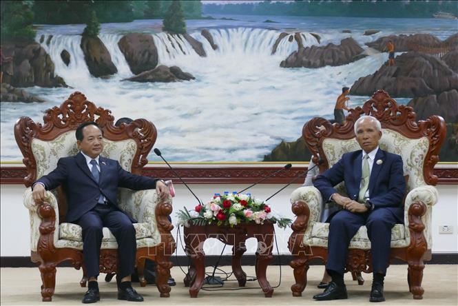 Đồng chí Khamphan Pheuiyavong, Bí thư Trung ương Đảng, Trưởng ban Tuyên huấn Trung ương Đảng Nhân dân Cách mạng Lào tiếp đồng chí Trịnh Văn Quyết, Bí thư Trung ương Đảng, Trưởng Ban Tuyên giáo và Dân vận Trung ương Đảng Cộng sản Việt Nam. Ảnh: Xuân Tú - PV TTXVN tại Lào