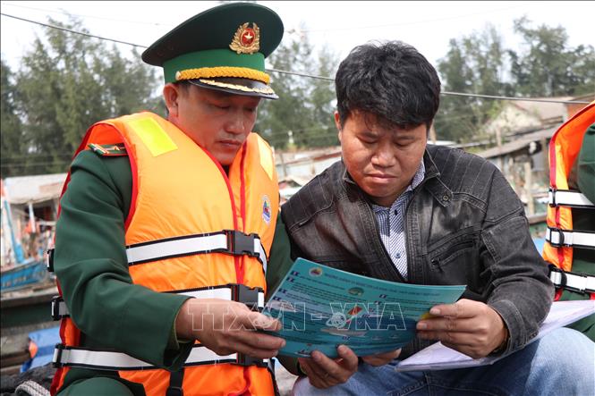 Lực lượng trạm kiểm soát Biên phòng Thuận An tuyên truyền các quy định phòng chống khai thác IUU cho ngư dân. Ảnh: Mai Trang - TTXVN