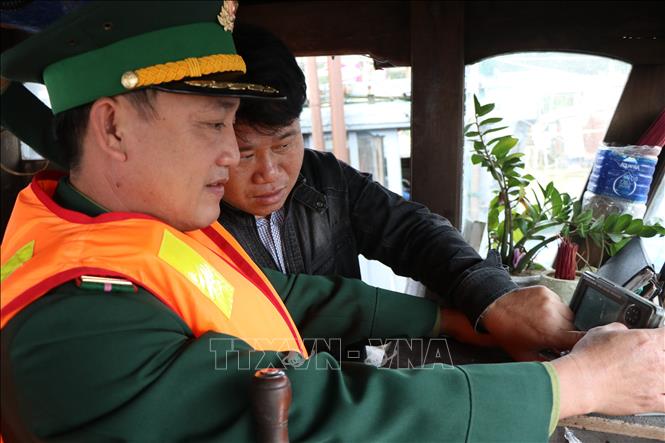 Cán bộ trạm kiểm soát Biên phòng Thuận An kiểm tra các thiết bị máy móc trước khi cho phép tàu cá xuất bến. Ảnh: Mai Trang - TTXVN